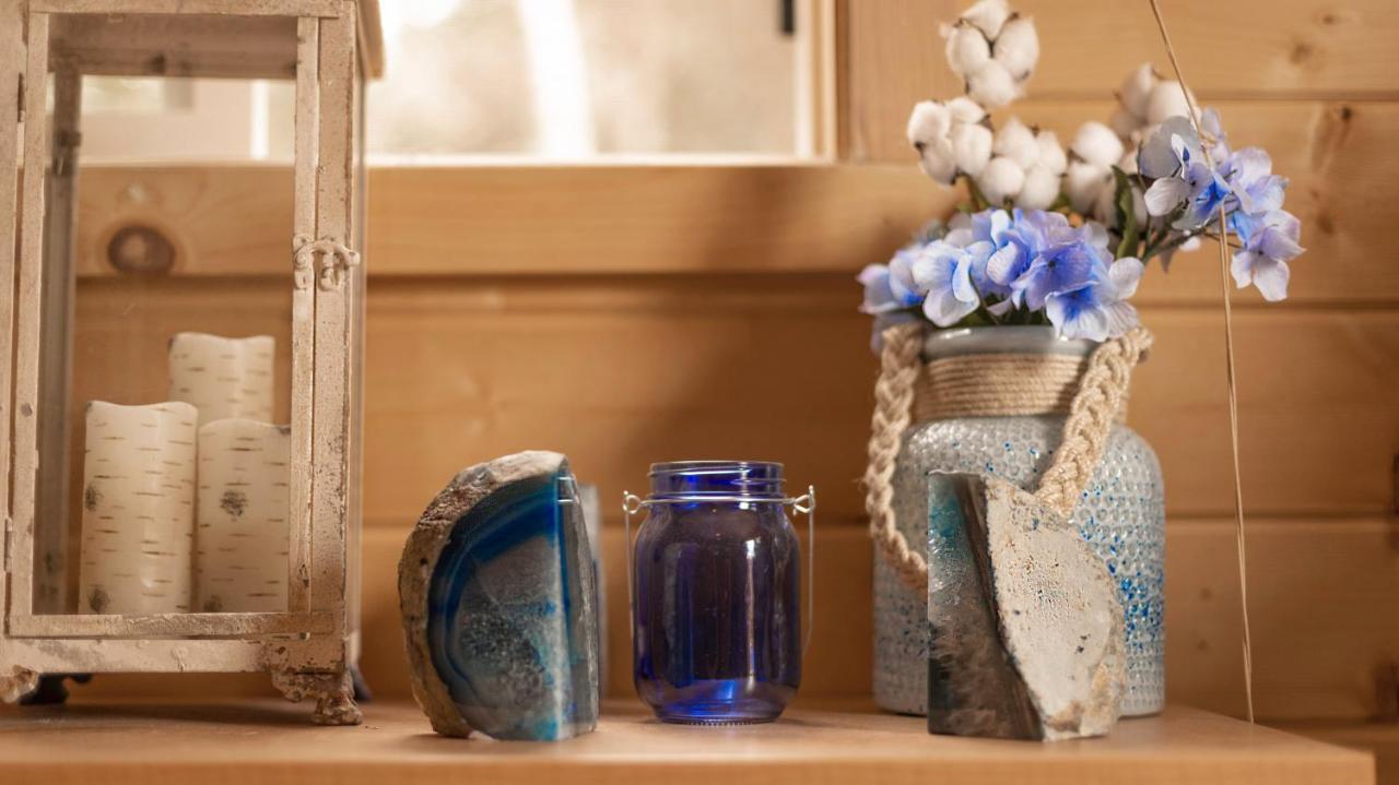 Charming Blue Farmhouse Cabin Duck Creek Village Exterior foto