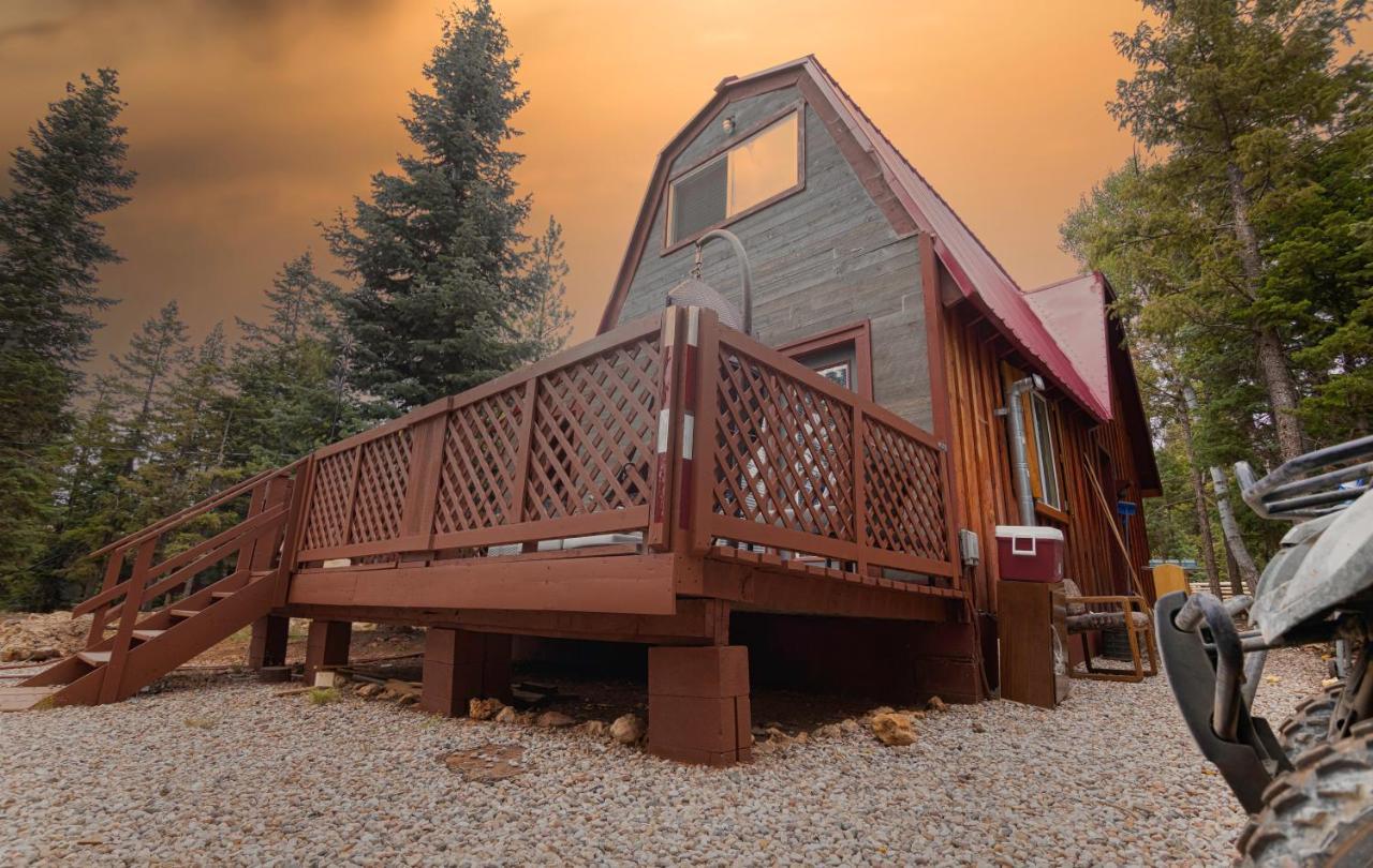 Charming Blue Farmhouse Cabin Duck Creek Village Exterior foto